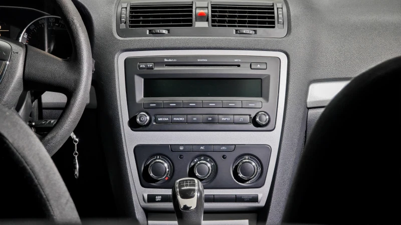 Skoda Octavia 1.6 TDI, снимка 7 - Автомобили и джипове - 53078900