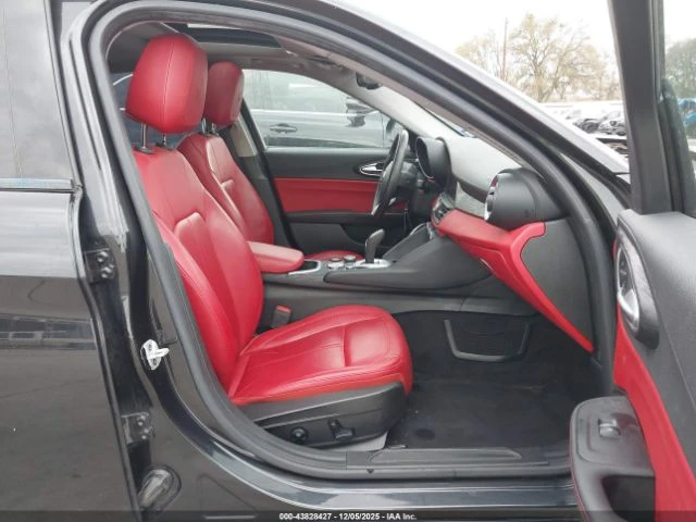 Alfa Romeo Giulia * KEYLESS* КОЖА* ПОДГРЕВ* НАВИ* , снимка 12 - Автомобили и джипове - 53768569