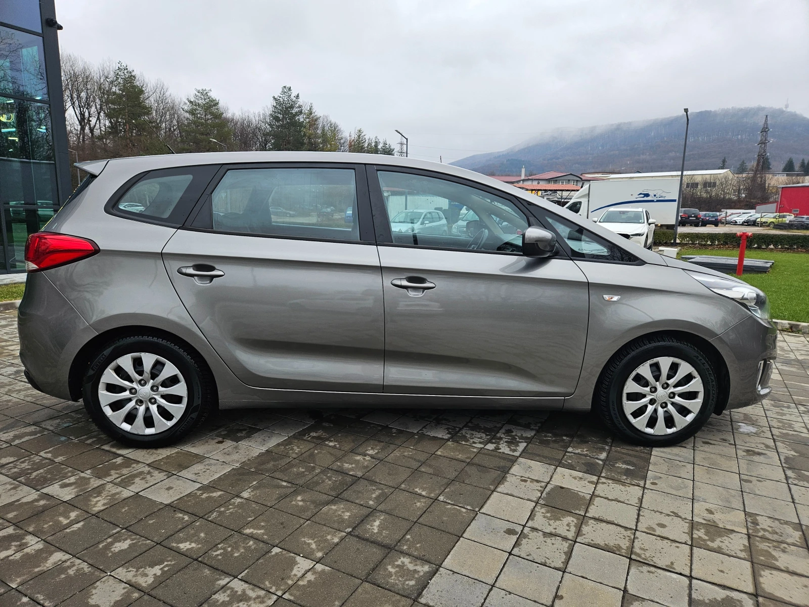 Kia Carens 1.7 ПЕРФЕКТНА - изображение 3