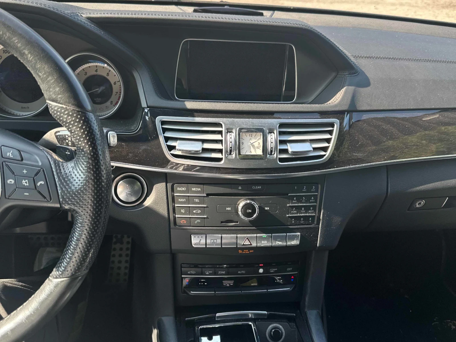 Mercedes-Benz E 400 4MATIC* HARMAN KARDON* Extended leather* CARFAX , снимка 8 - Автомобили и джипове - 55504428