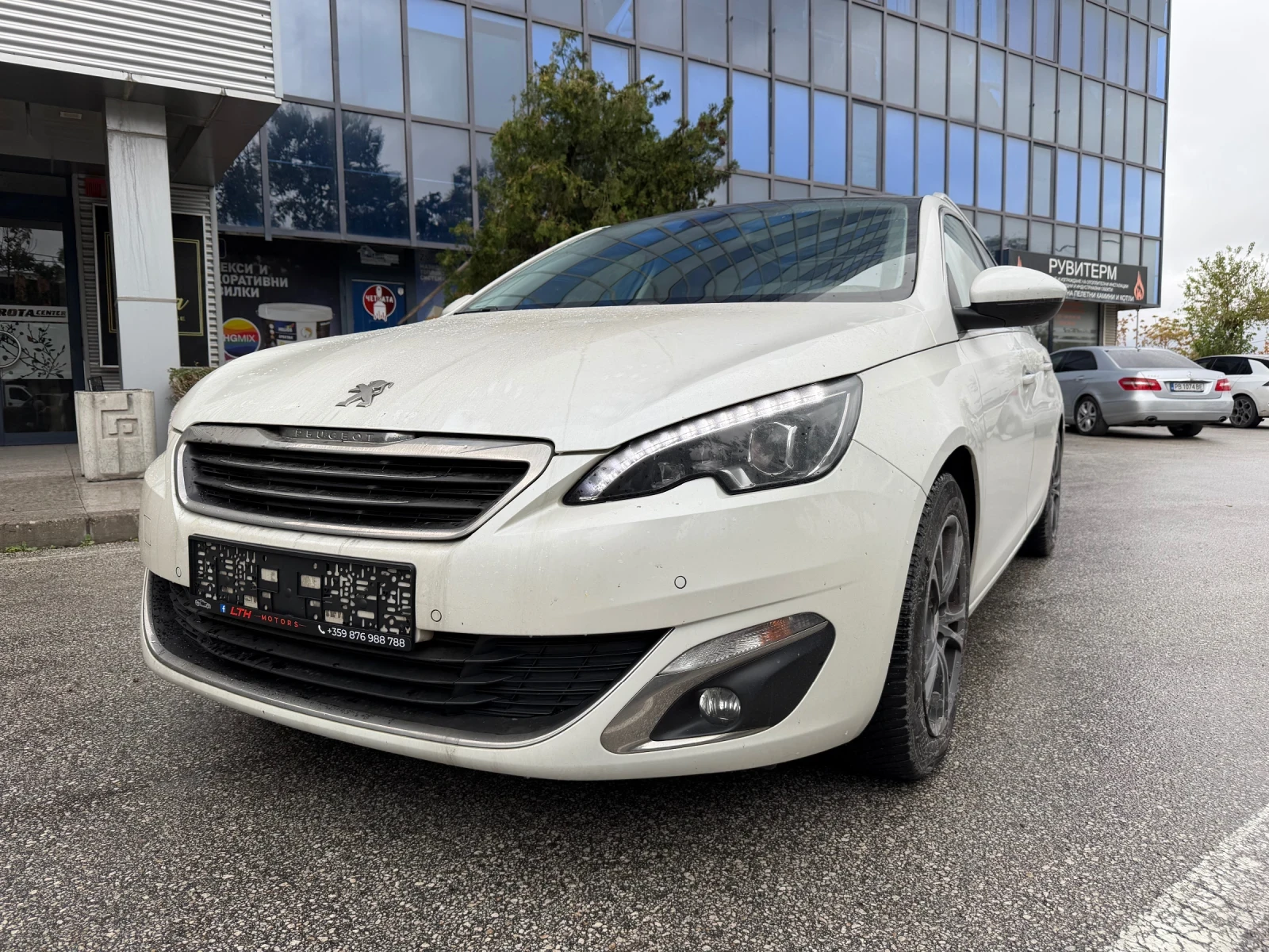 Peugeot 308 ALLURE | НАВИ | КОЖА | Теглич | Панорама | KeyLess