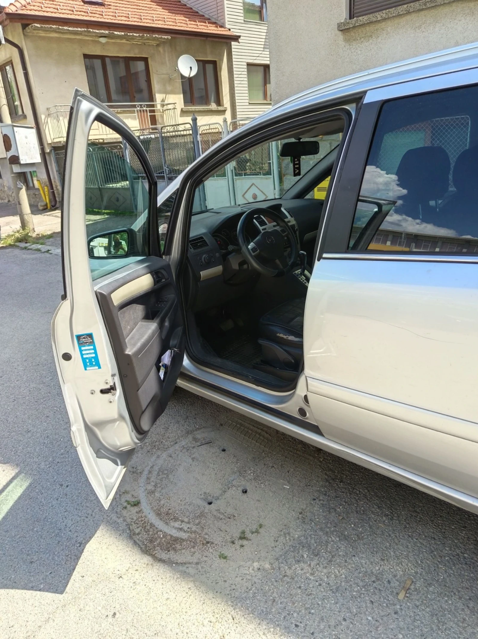 Opel Zafira 1.9 120 АВТОМАТИК, снимка 4 - Автомобили и джипове - 55104492