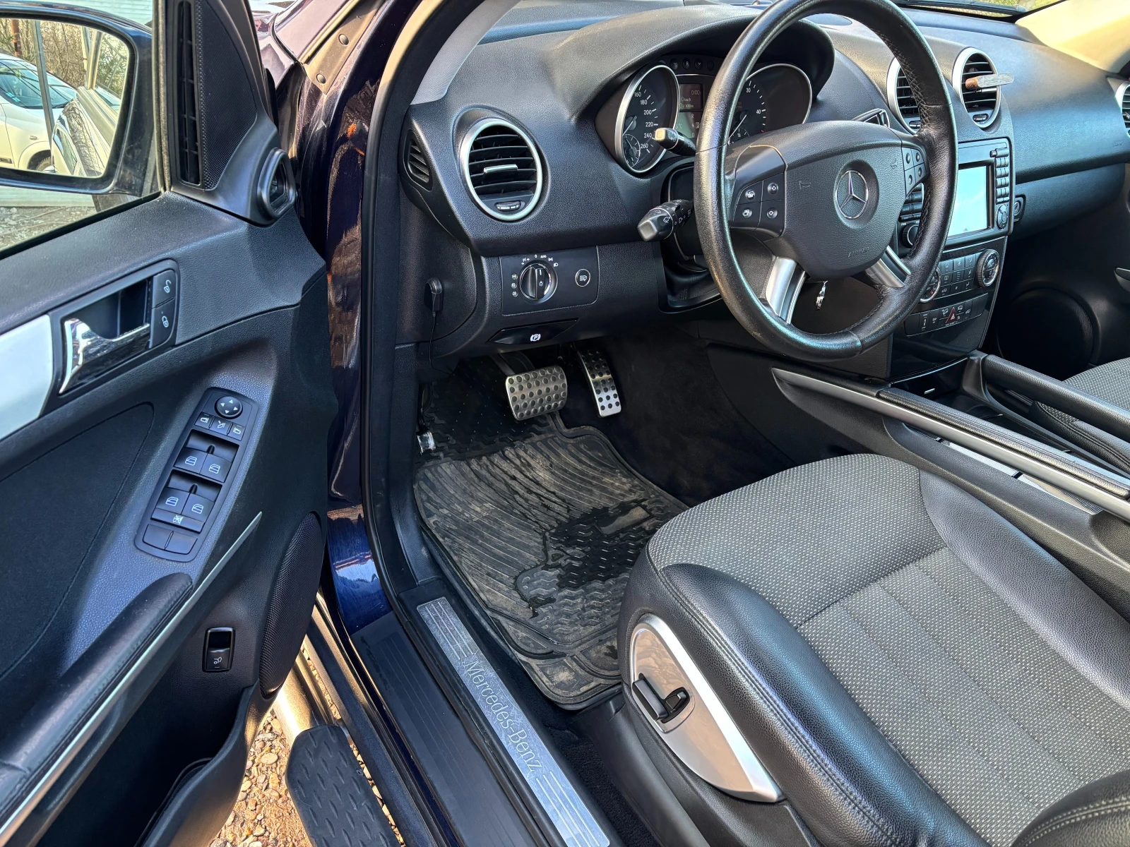 Mercedes-Benz ML 320 Mercedes-Benz ML 320 ОБСЛУЖЕН - Android Auto CarPl, снимка 5 - Автомобили и джипове - 54321758
