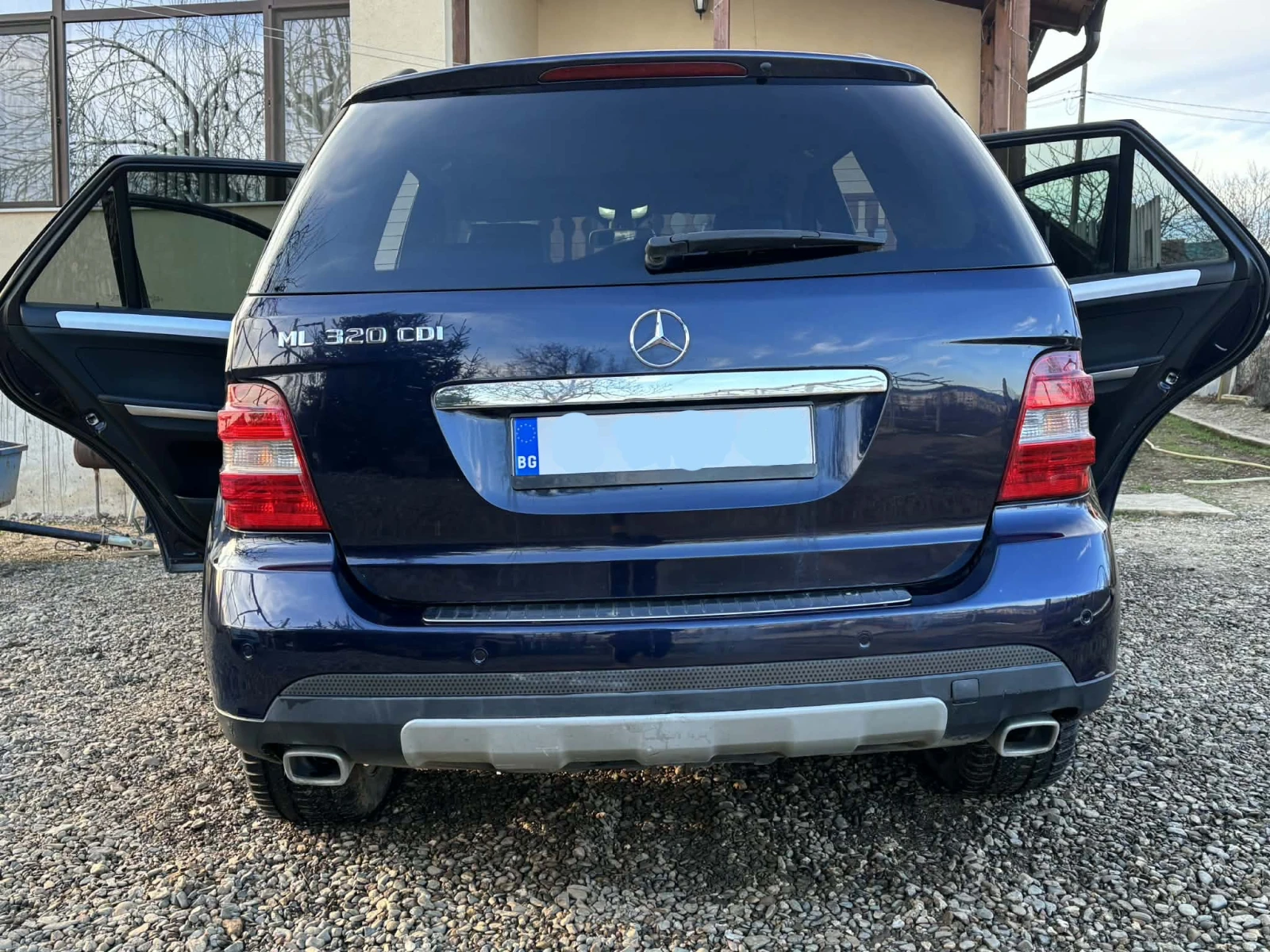 Mercedes-Benz ML 320 Mercedes-Benz ML 320 ОБСЛУЖЕН - Android Auto CarPl, снимка 2 - Автомобили и джипове - 54321758