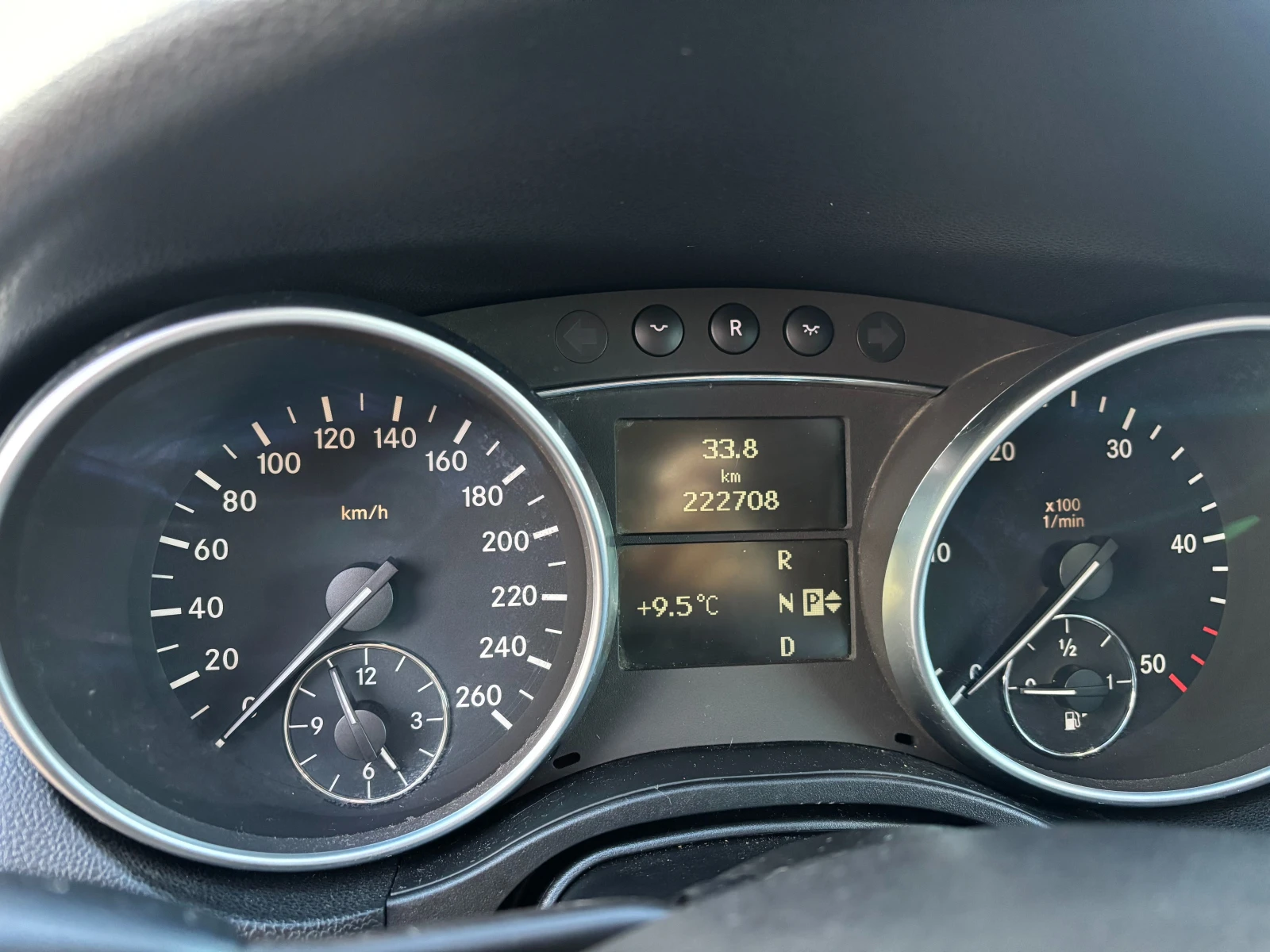 Mercedes-Benz ML 320 Mercedes-Benz ML 320 ОБСЛУЖЕН - Android Auto CarPl, снимка 6 - Автомобили и джипове - 54321758