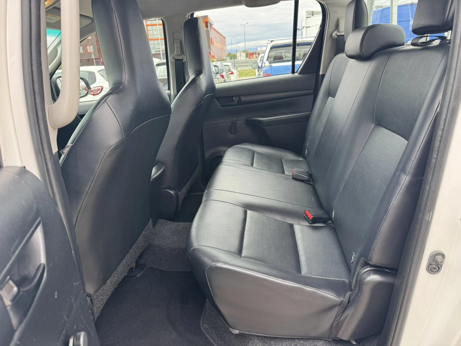 Toyota Hilux 2.4D 4X4 72 000 KM, снимка 10 - Автомобили и джипове - 54566236
