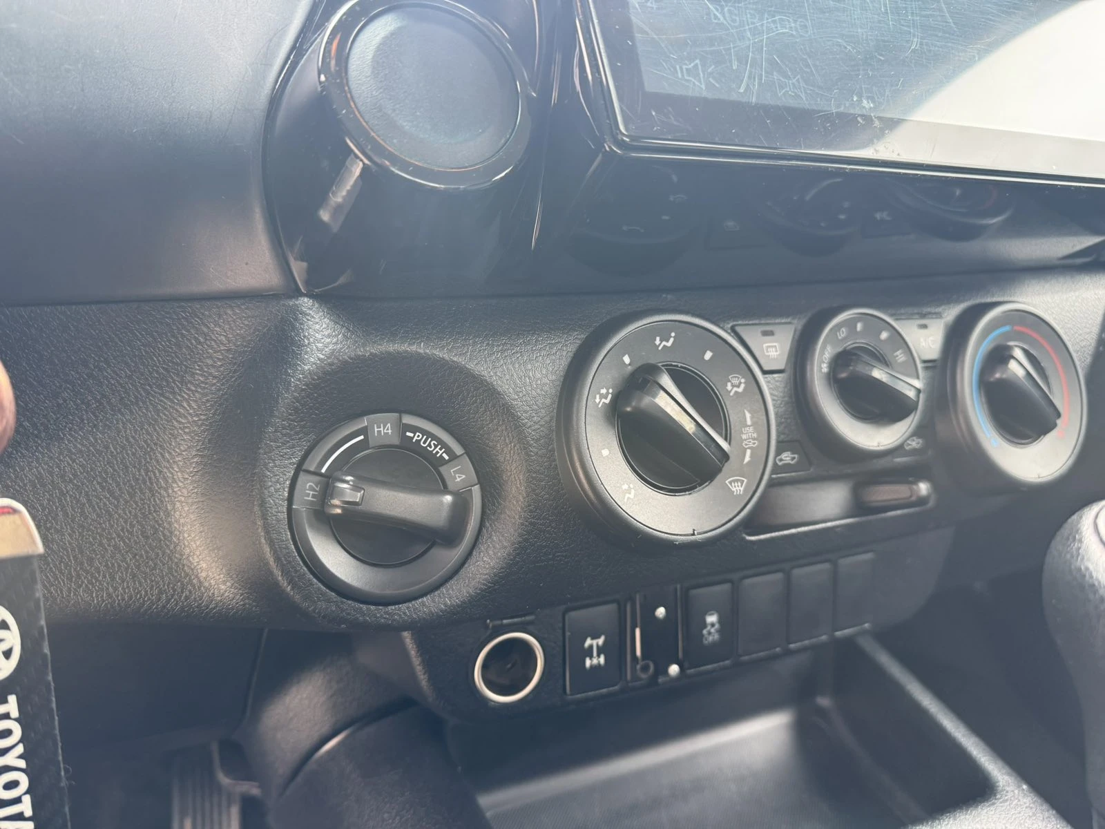Toyota Hilux 2.4D 4X4 72 000 KM, снимка 9 - Автомобили и джипове - 54566236