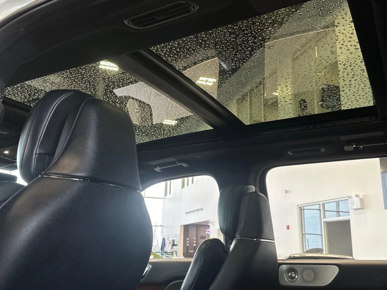 Lincoln Navigator АвтоКредит* (ЦЕНА ДО БГ)* , снимка 17 - Автомобили и джипове - 54781442