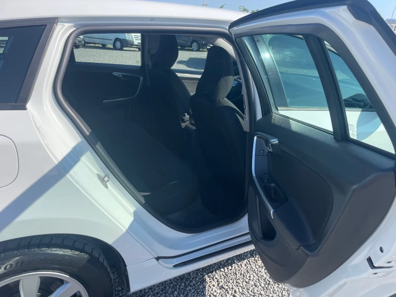 Volvo V60 1.6 D2 АВТОМАТИК, снимка 11 - Автомобили и джипове - 52116352