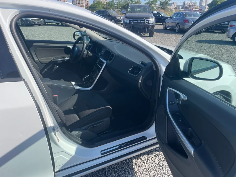 Volvo V60 1.6 D2 АВТОМАТИК, снимка 10 - Автомобили и джипове - 52116352