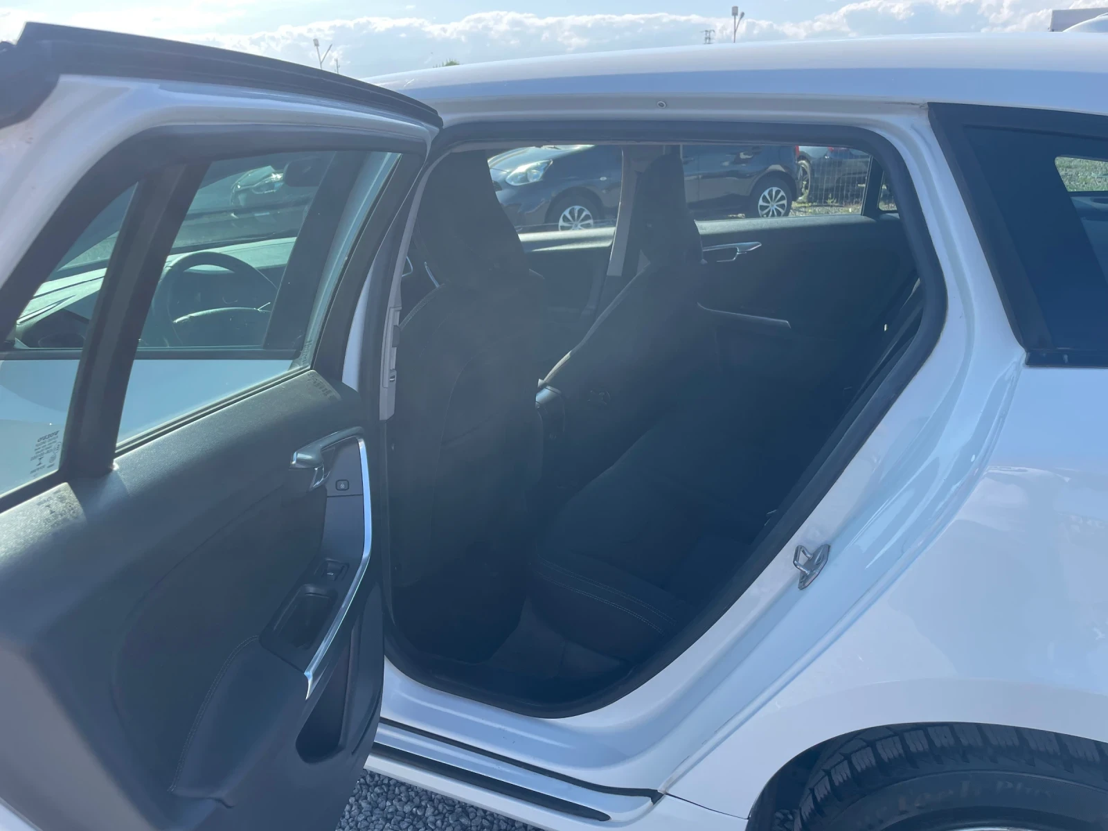 Volvo V60 1.6 D2 АВТОМАТИК - изображение 9