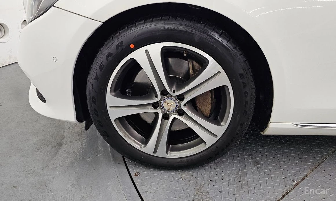 Mercedes-Benz E 300  - изображение 5