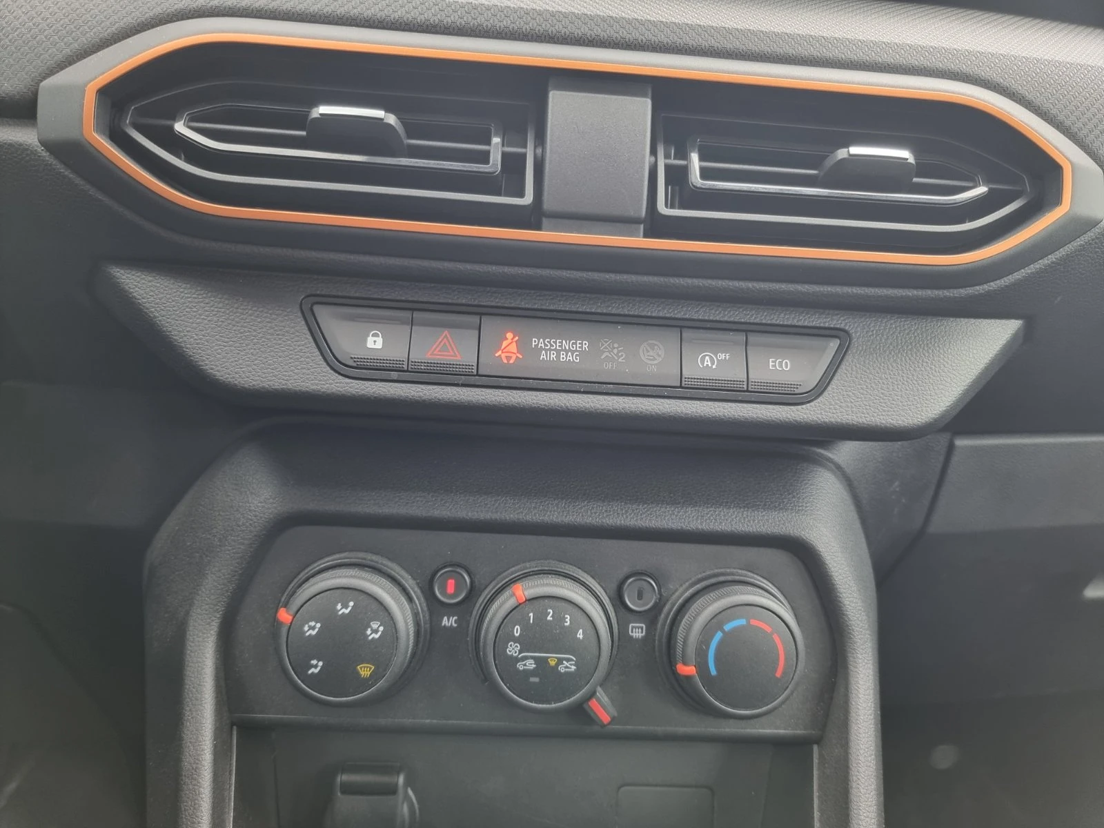 Dacia Sandero TCe 100 к.с. ECO-G S&S BVM6, снимка 17 - Автомобили и джипове - 54554943