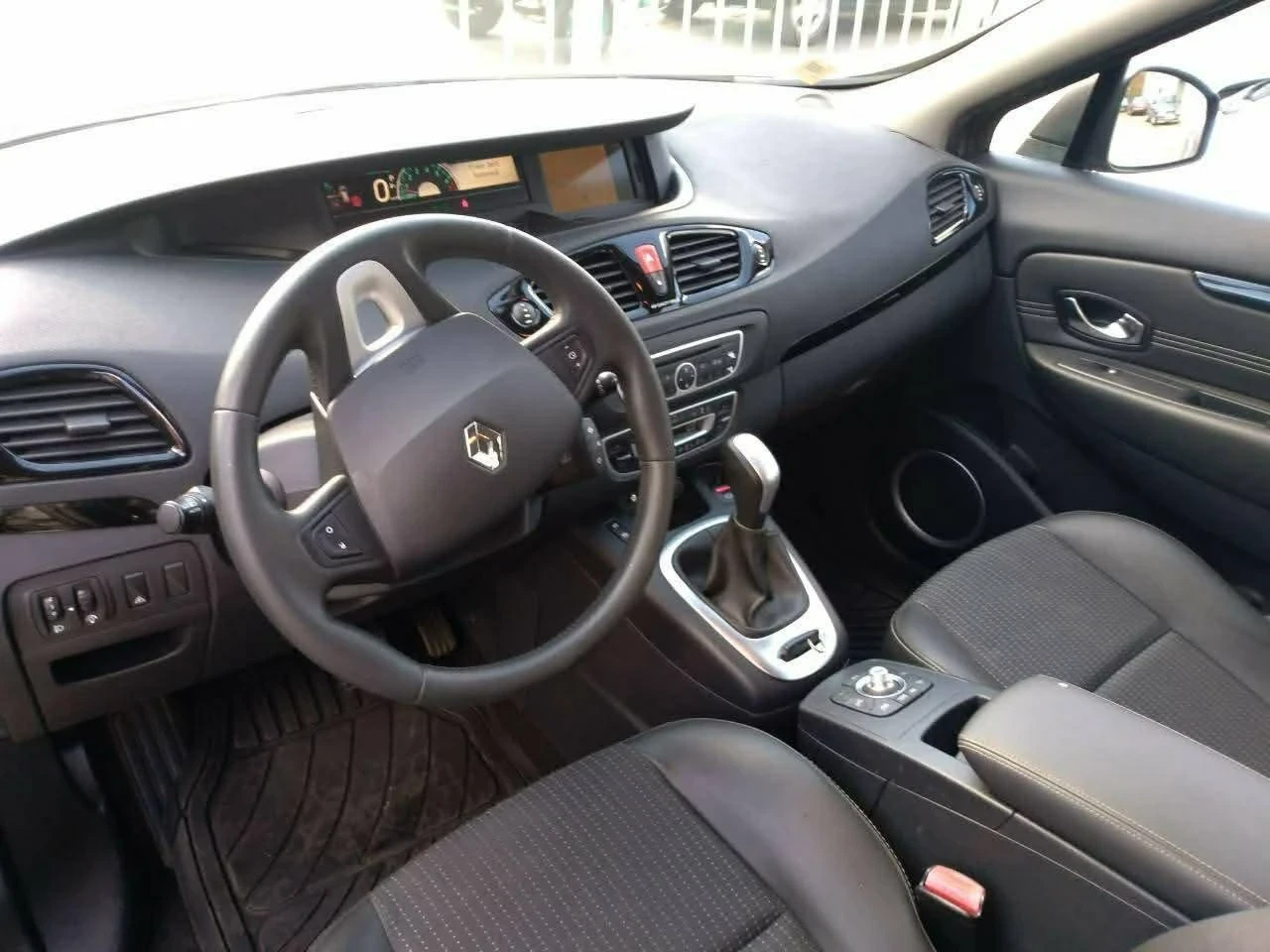 Renault Scenic, снимка 5 - Автомобили и джипове - 54767216