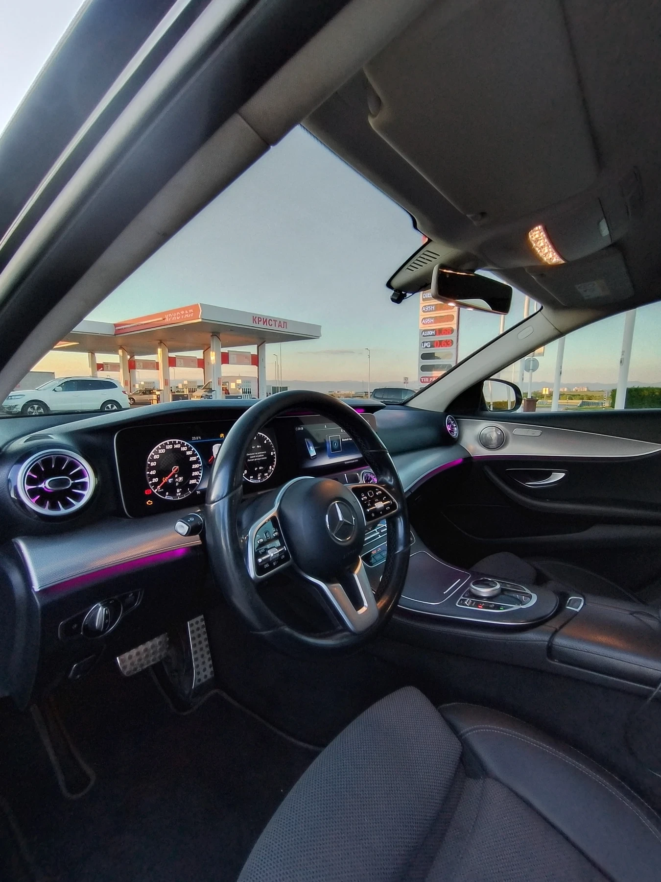 Mercedes-Benz E 220, снимка 3 - Автомобили и джипове - 54976926