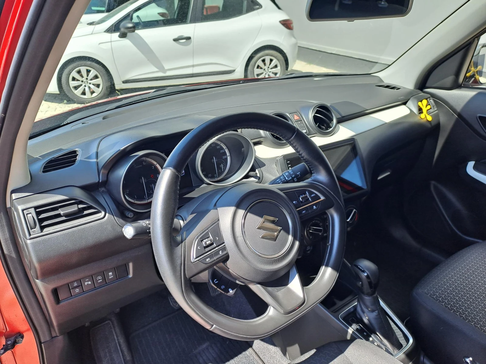 Suzuki Swift 1.2 GL+ Mild Hybrid Automatic , снимка 9 - Автомобили и джипове - 55613630