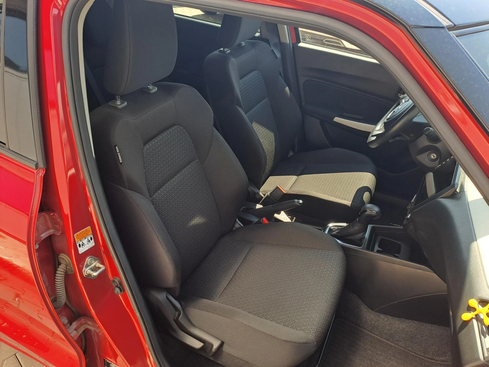 Suzuki Swift 1.2 GL+ Mild Hybrid Automatic , снимка 13 - Автомобили и джипове - 55613630