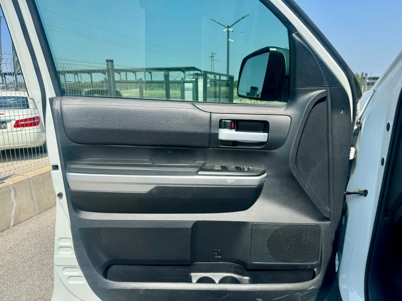 Toyota Tundra SR5, снимка 9 - Автомобили и джипове - 50644599