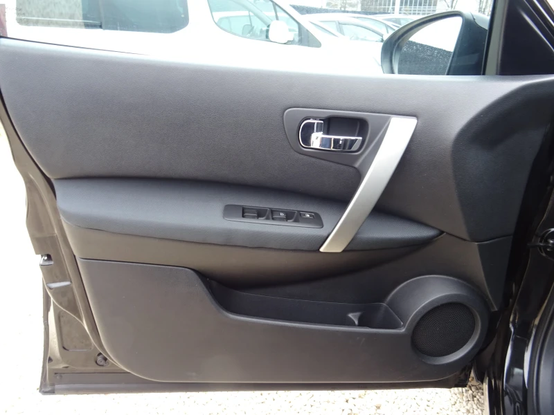Nissan Qashqai 1.6i 16V Acenta, снимка 8 - Автомобили и джипове - 53440573