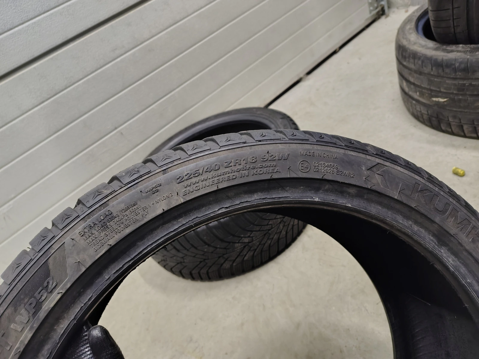 Гуми Зимни 225/40R18, снимка 6 - Гуми и джанти - 55835173