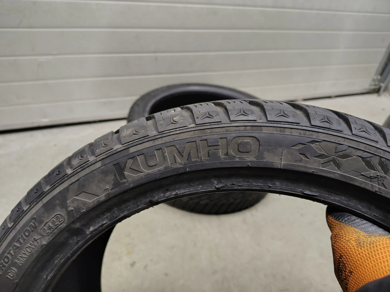 Гуми Зимни 225/40R18, снимка 4 - Гуми и джанти - 55835173
