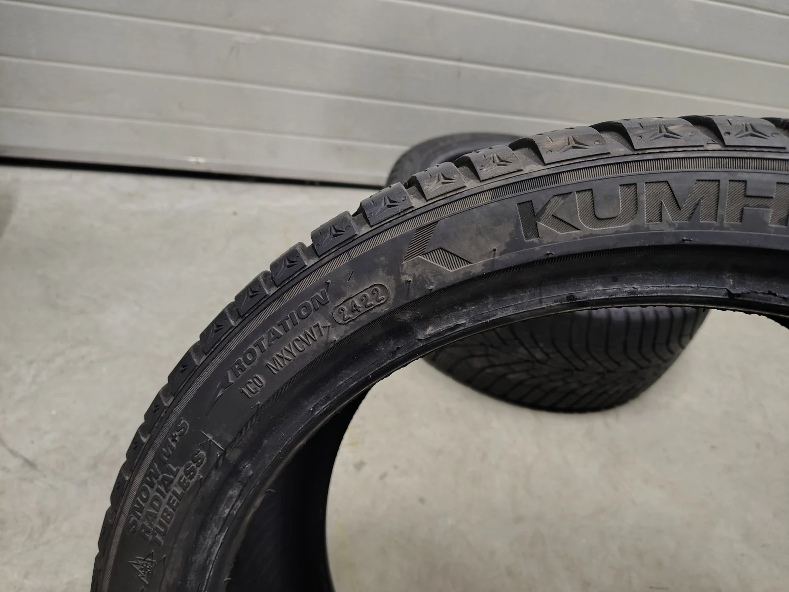 Гуми Зимни 225/40R18, снимка 5 - Гуми и джанти - 55835173