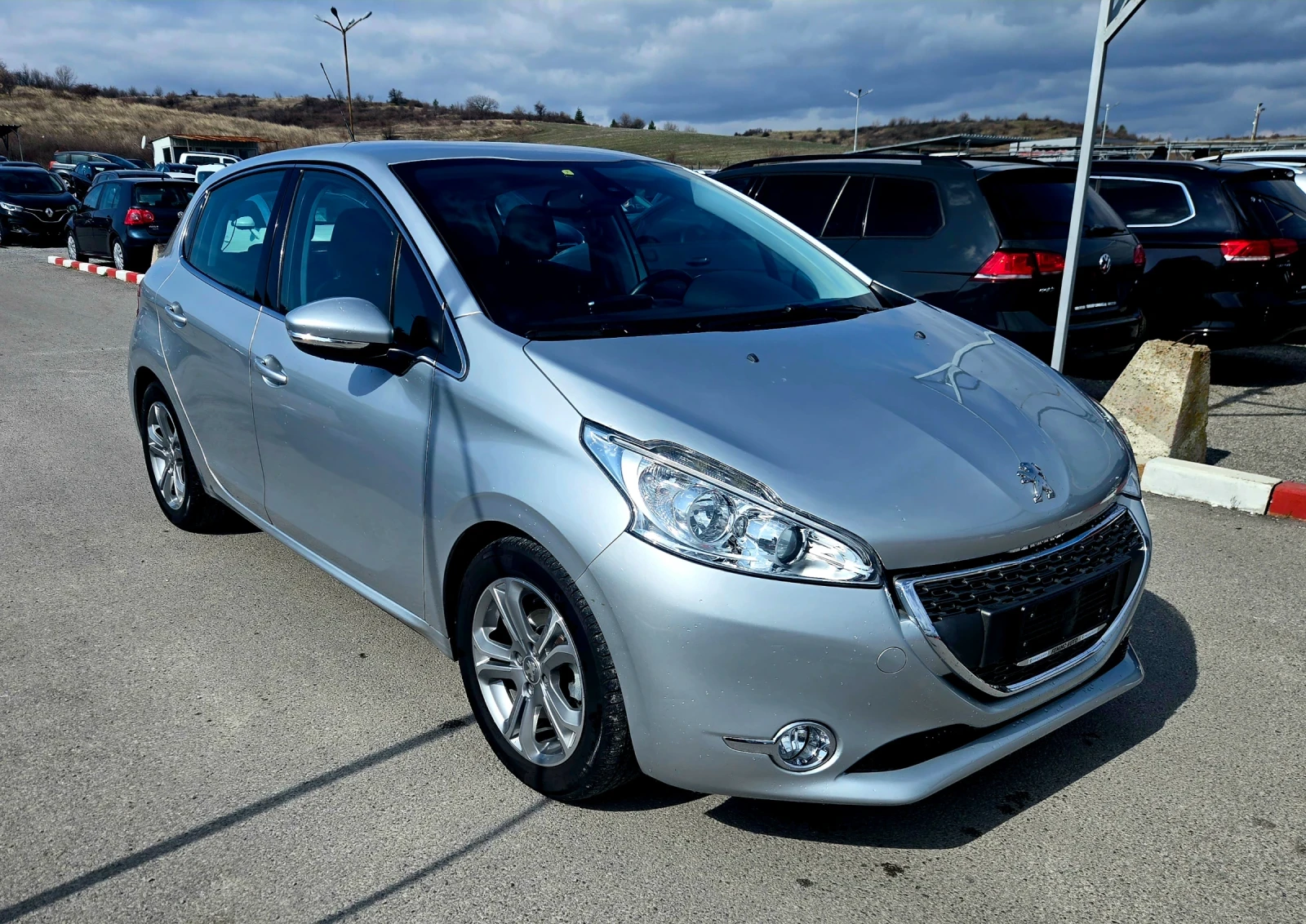 Peugeot 208 1.2/66000 хиляди, снимка 7 - Автомобили и джипове - 54578534