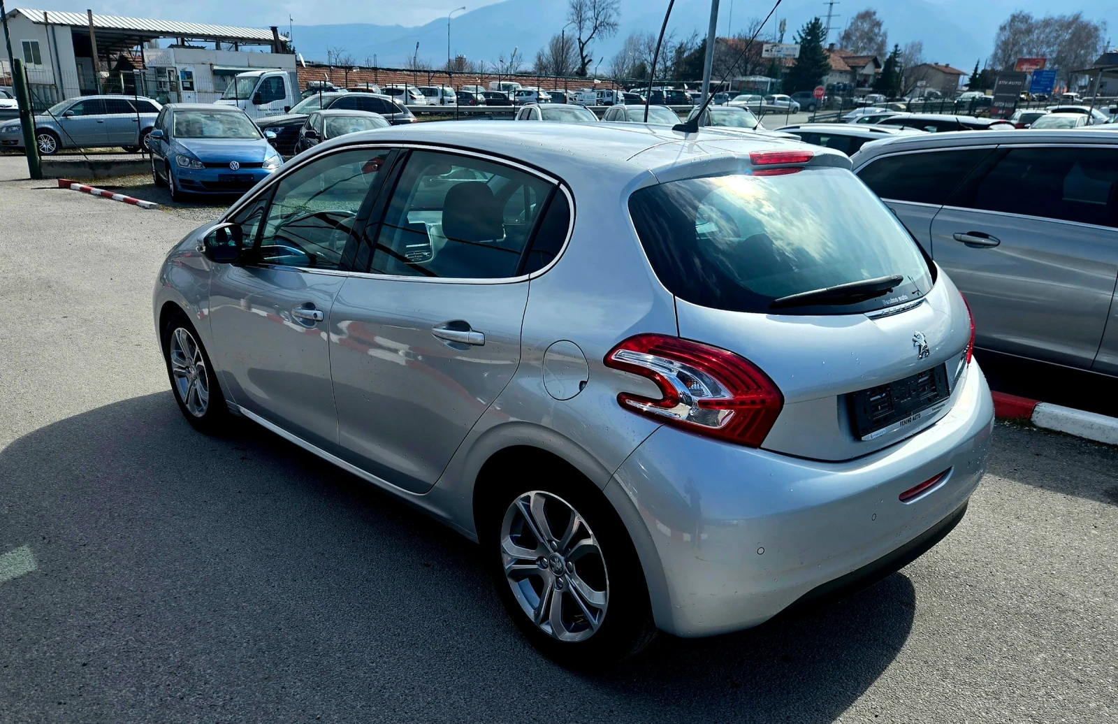 Peugeot 208 1.2/66000 хиляди, снимка 3 - Автомобили и джипове - 54578534