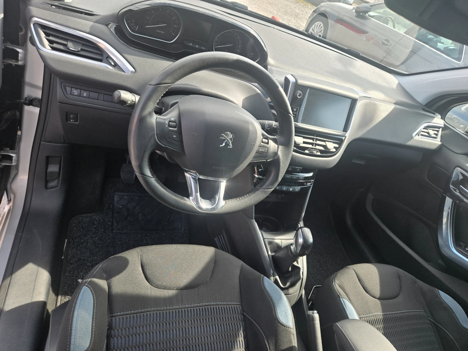 Peugeot 208 1.2/66000 хиляди, снимка 8 - Автомобили и джипове - 54578534