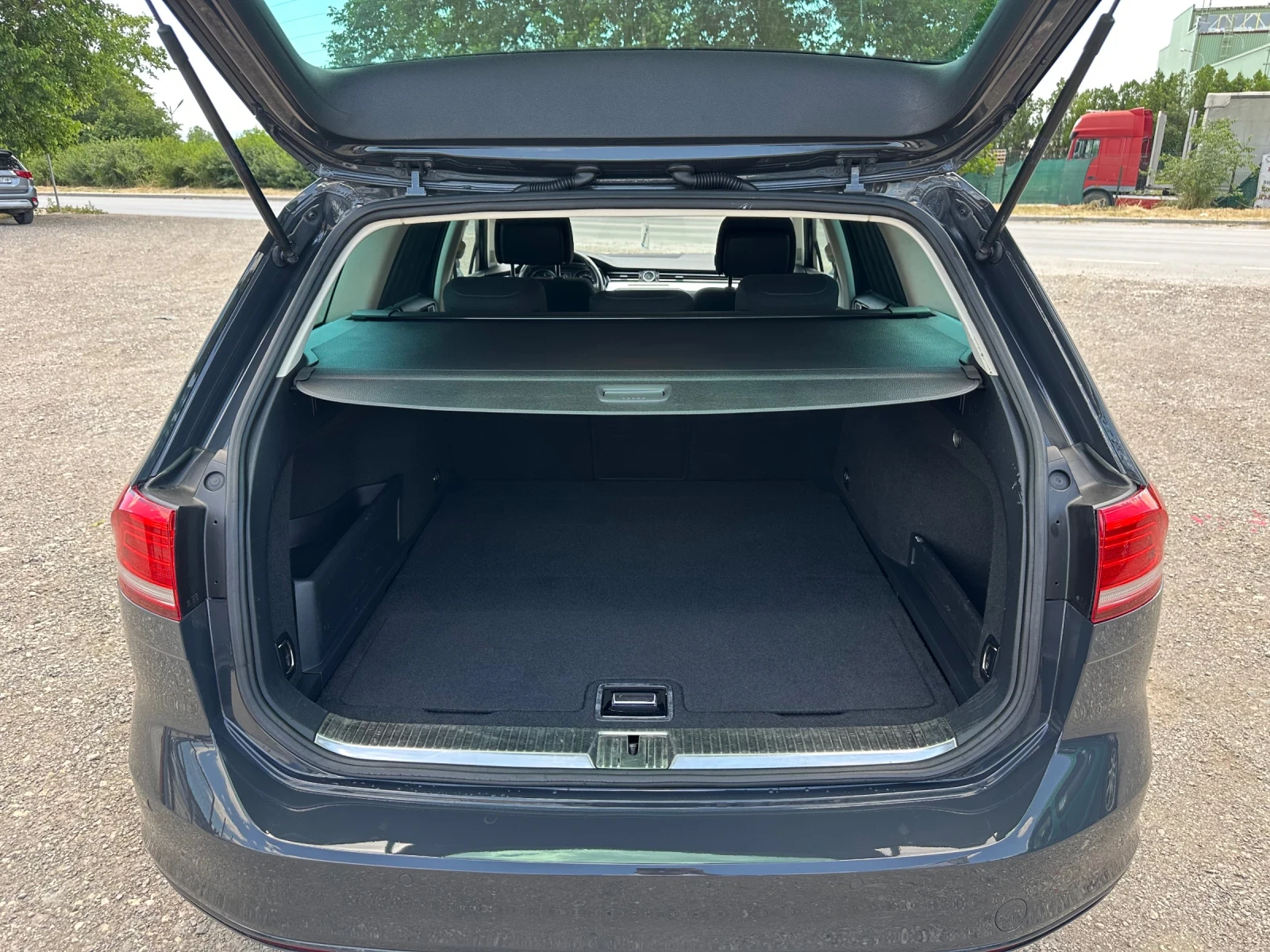 VW Passat 2.0tdi, DSG, Navigation, Distronic!, снимка 16 - Автомобили и джипове - 55042931