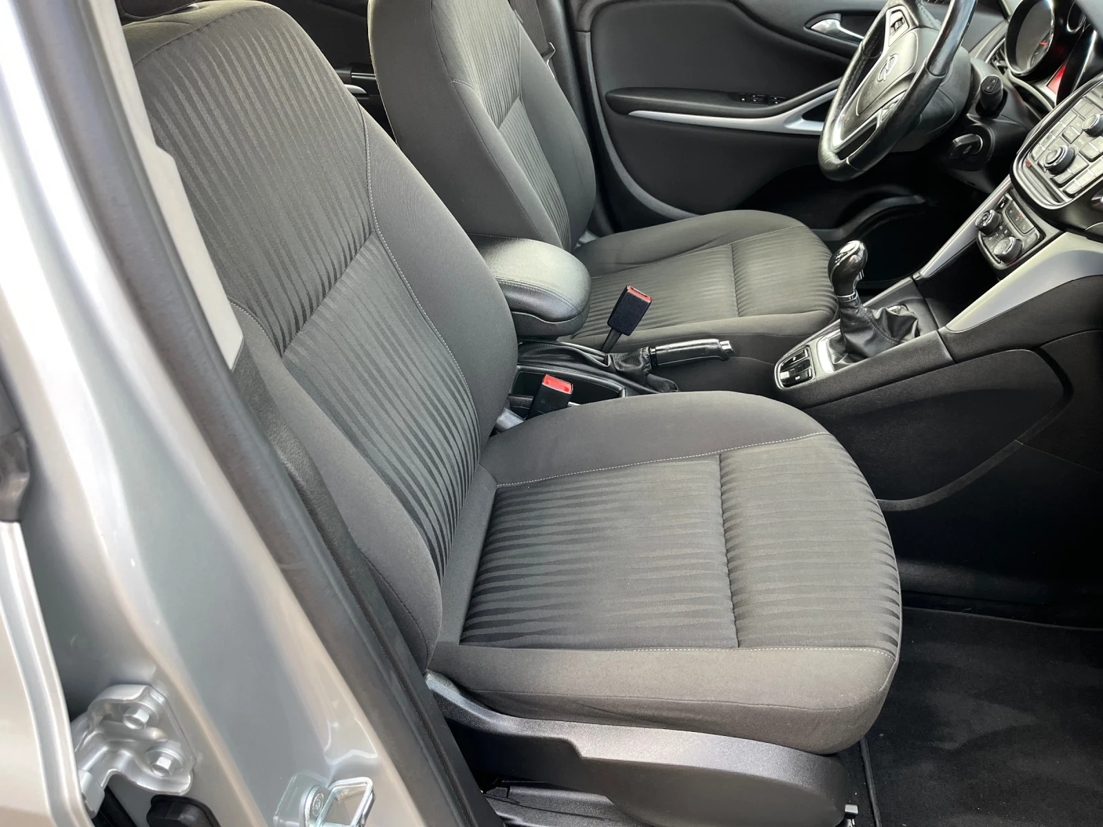 Opel Zafira 1.4 TURBO, снимка 10 - Автомобили и джипове - 56215504
