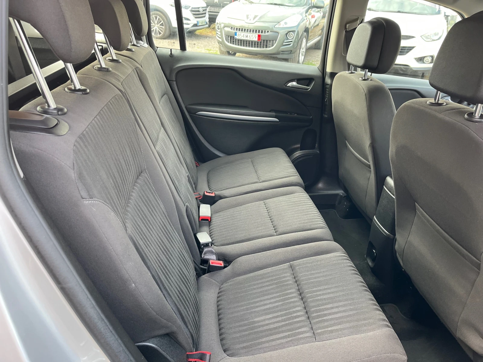 Opel Zafira 1.4 TURBO, снимка 11 - Автомобили и джипове - 56215504