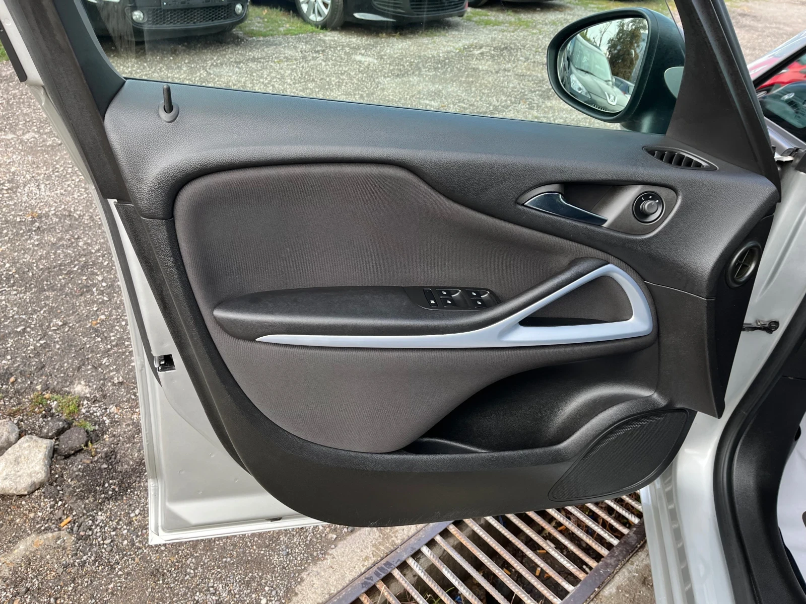 Opel Zafira 1.4 TURBO, снимка 7 - Автомобили и джипове - 56215504