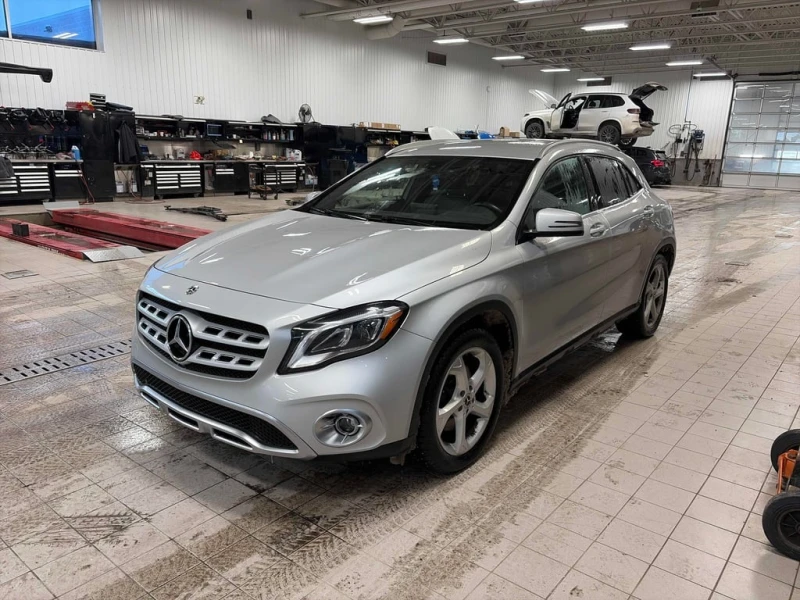 Mercedes-Benz GLA 250 * AWD 4MATIC * Кожен салон * Зимни гуми * CARFAX