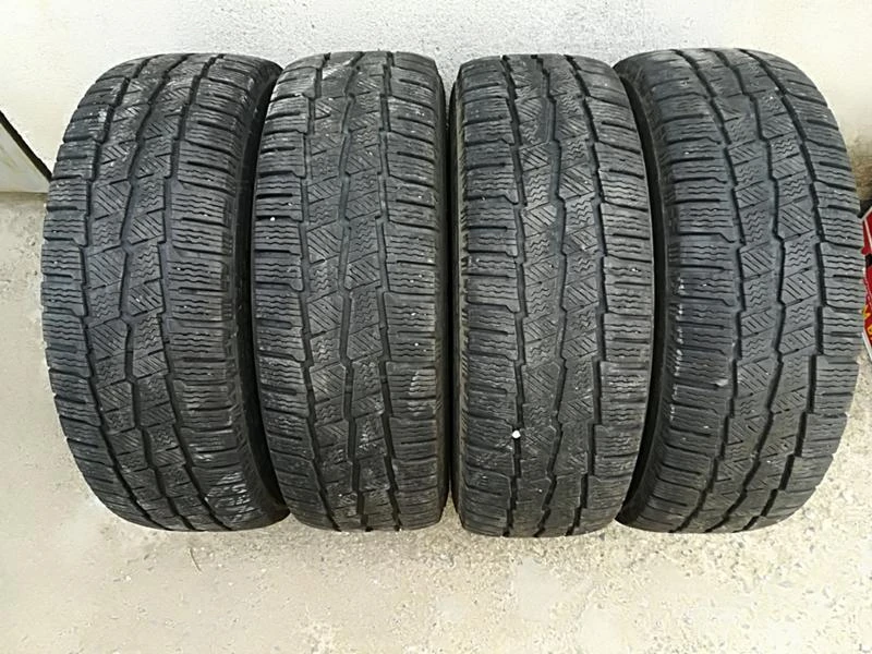 Гуми Зимни 215/65R16, снимка 1 - Гуми и джанти - 22854229