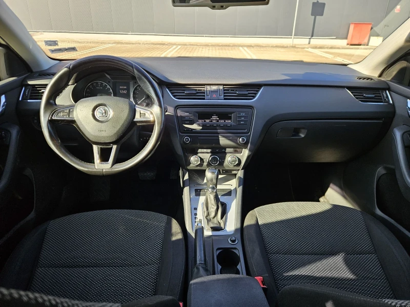 Skoda Octavia 1.6 TDI DPF DSG, Комби, снимка 10 - Автомобили и джипове - 52375464