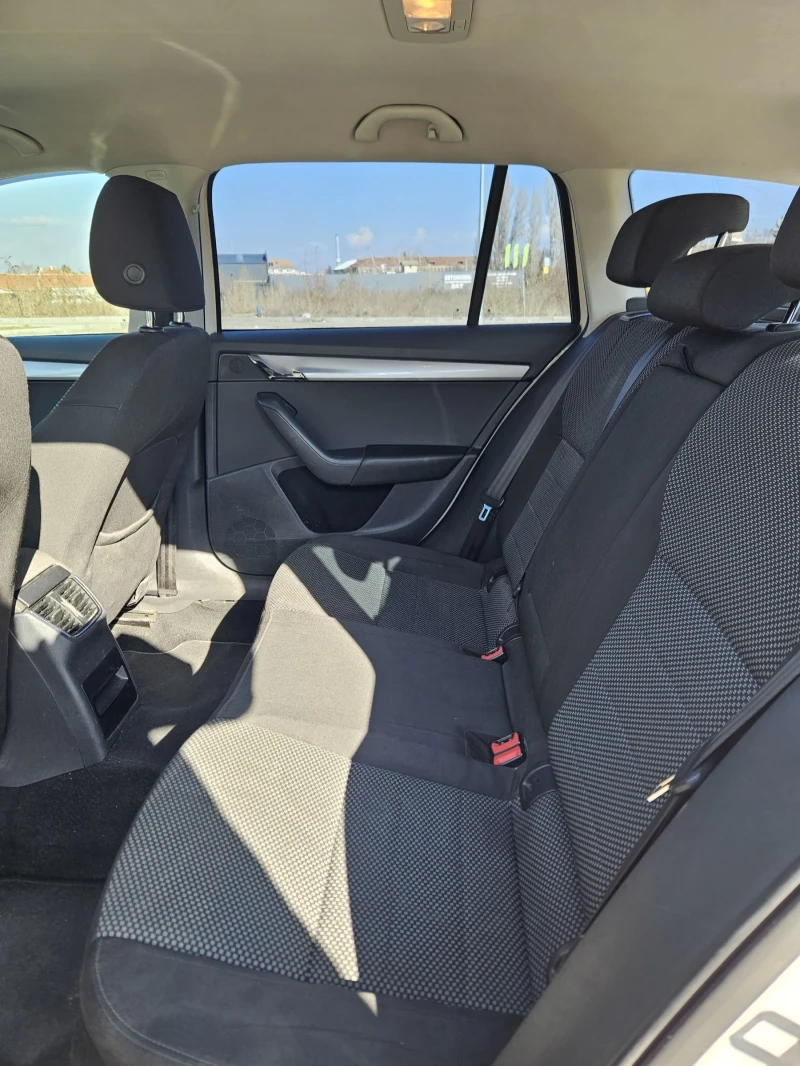 Skoda Octavia 1.6 TDI DPF DSG, Комби, снимка 9 - Автомобили и джипове - 52375464
