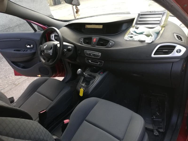 Renault Scenic 1,5 DCI, снимка 12 - Автомобили и джипове - 28365364