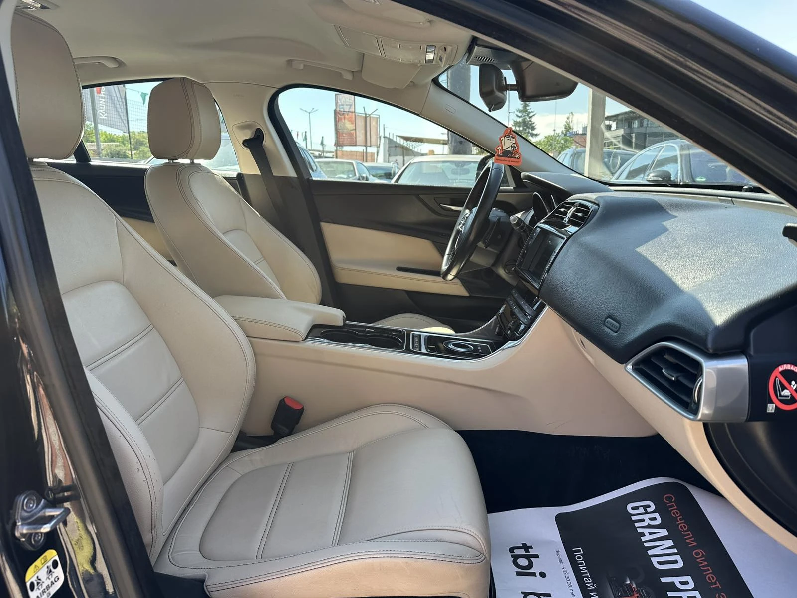 Jaguar XE 2.0D Aвтоматик, снимка 14 - Автомобили и джипове - 55049629