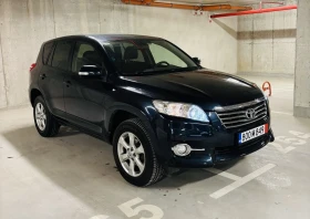 Toyota Rav4 2.2 D-4D / Navi / Кожа / 4х4, снимка 2