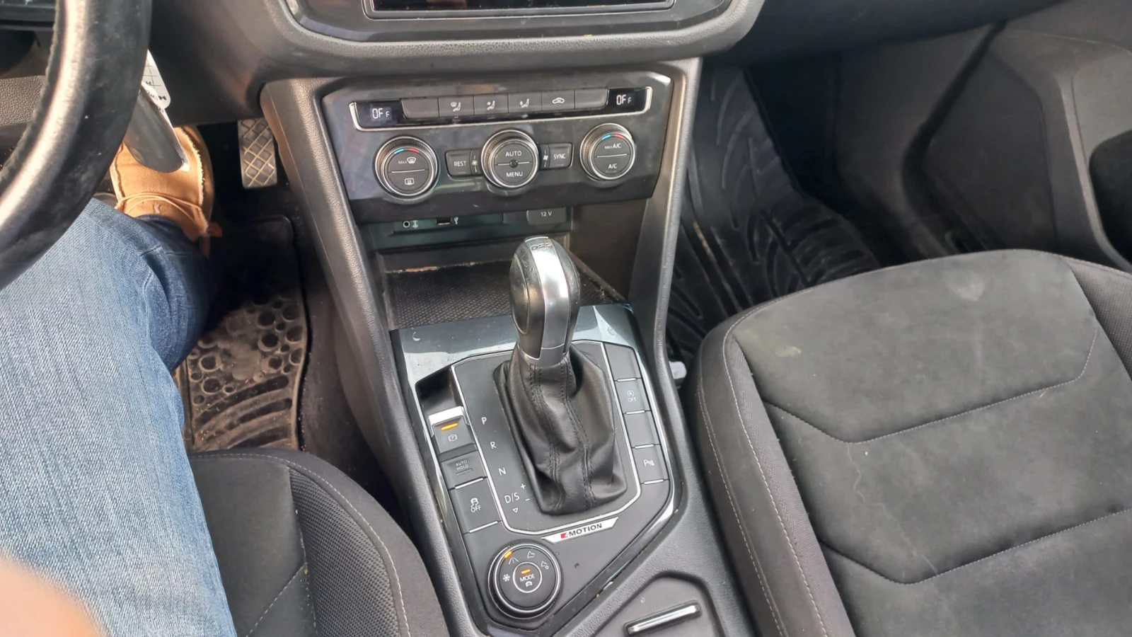 VW Tiguan 2.0TDI 4-MOTION VIRTUAL DSG FUL ! 100% РЕАЛНИ КМ!! - изображение 10