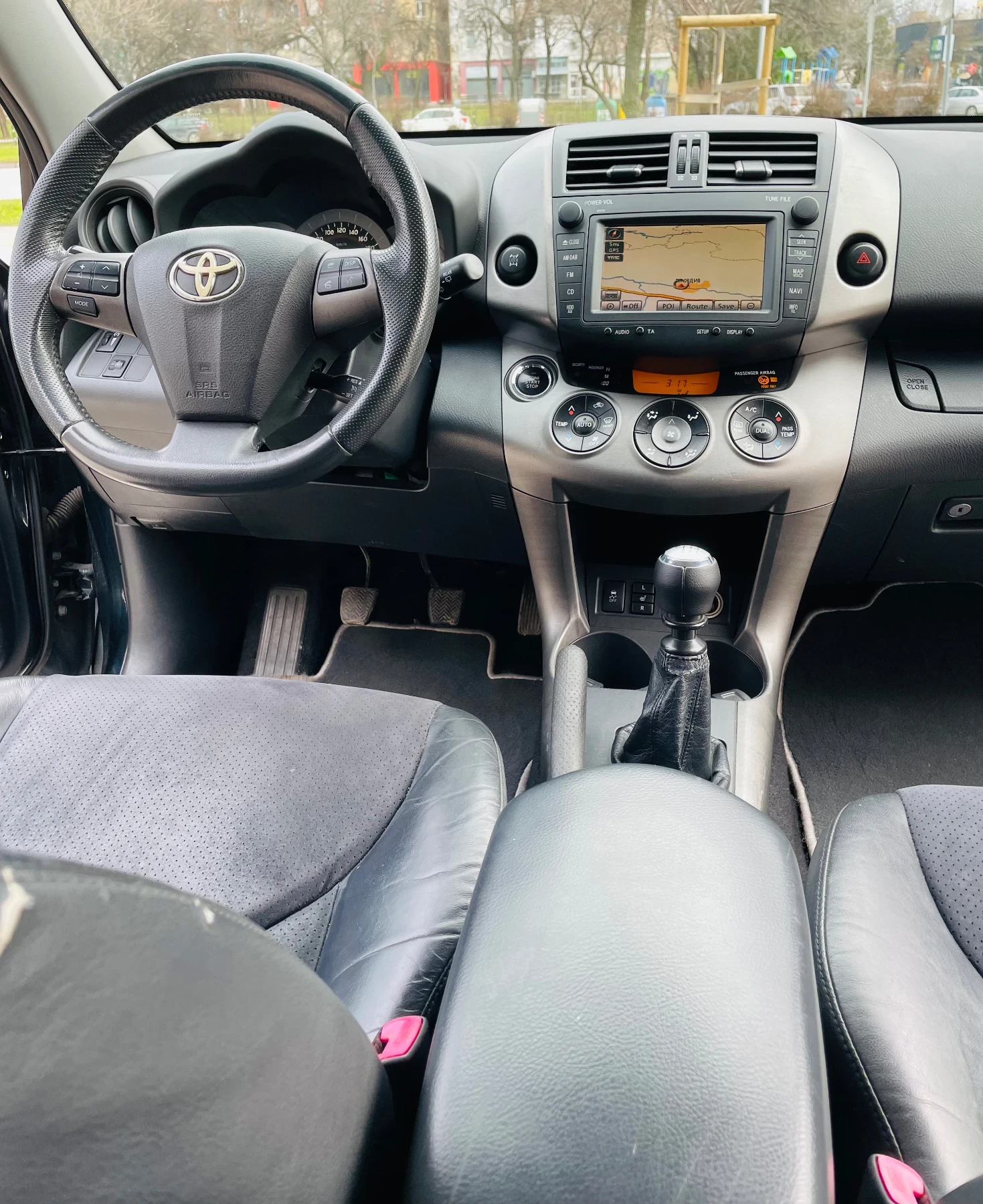 Toyota Rav4 2.2 D-4D / Navi / Кожа / 4х4 - изображение 10