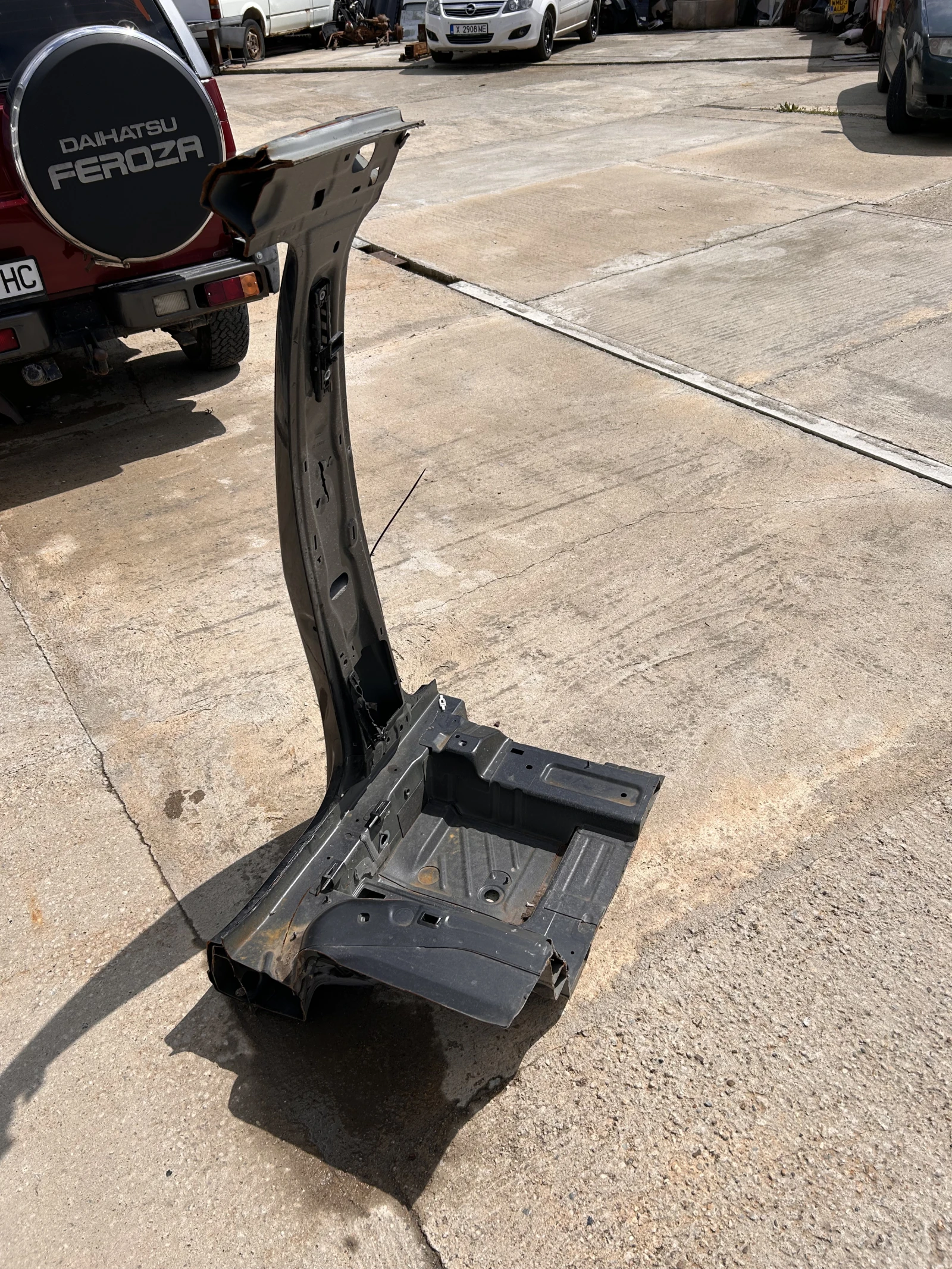 Средна лява колонка за AUDI Q5 2023г., снимка 2 - Части - 54291949