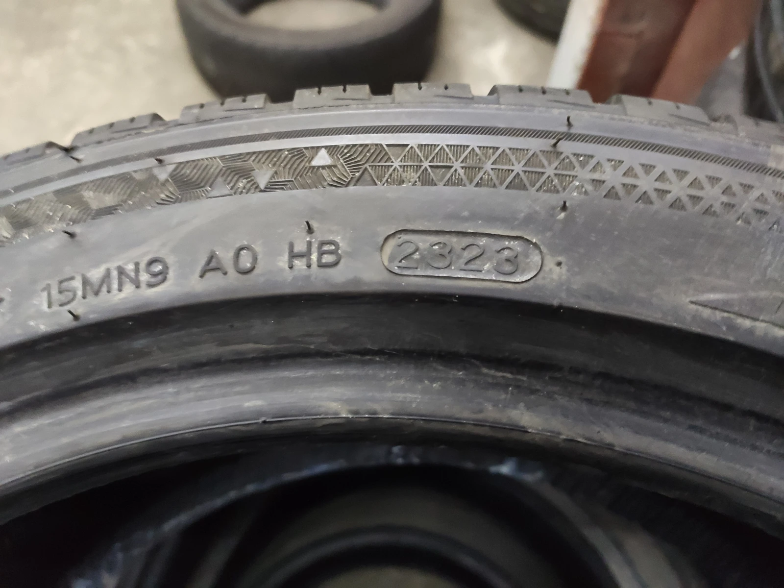 Гуми Зимни 235/45R18, снимка 5 - Гуми и джанти - 54806761