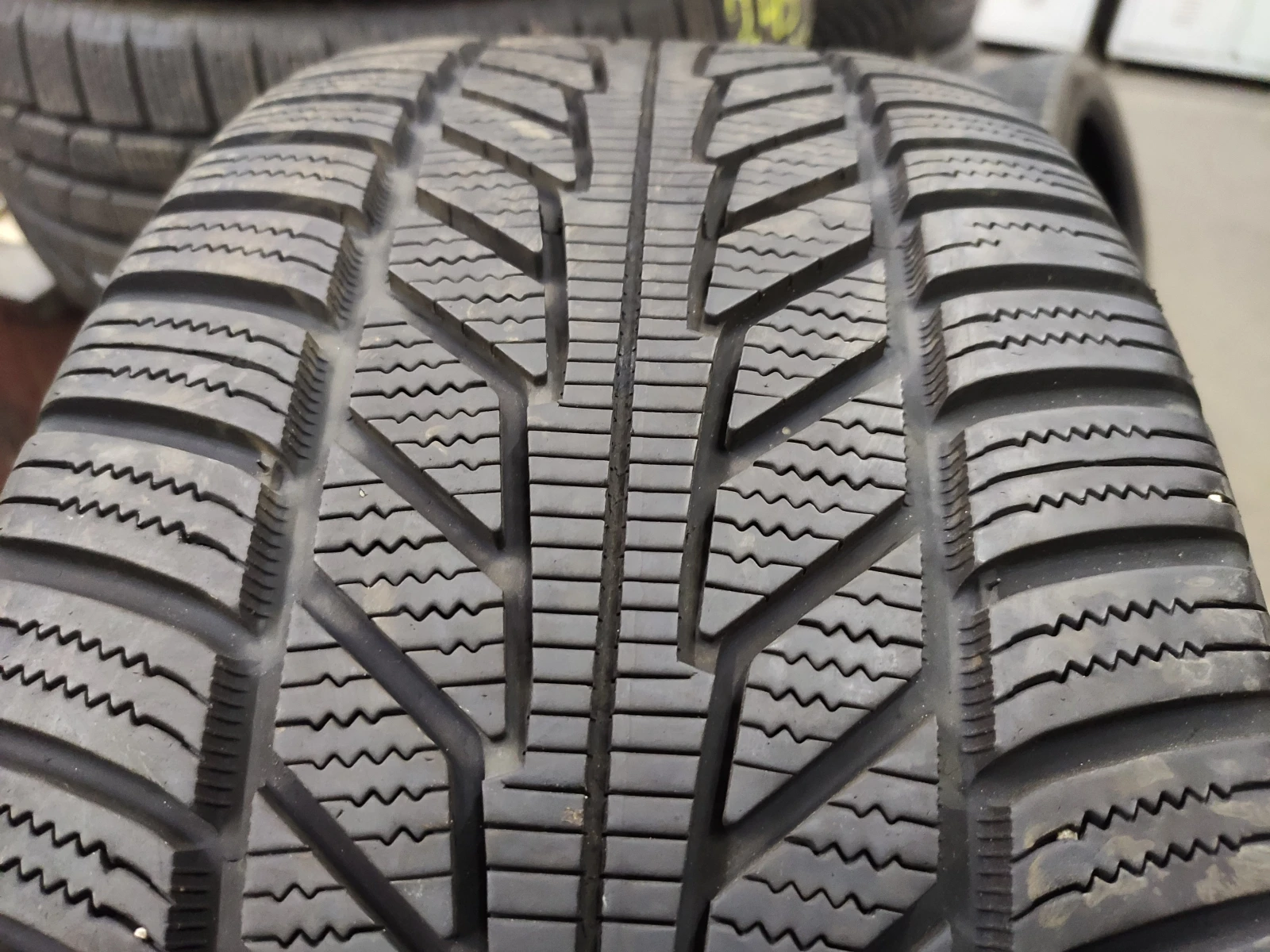 Гуми Зимни 235/45R18