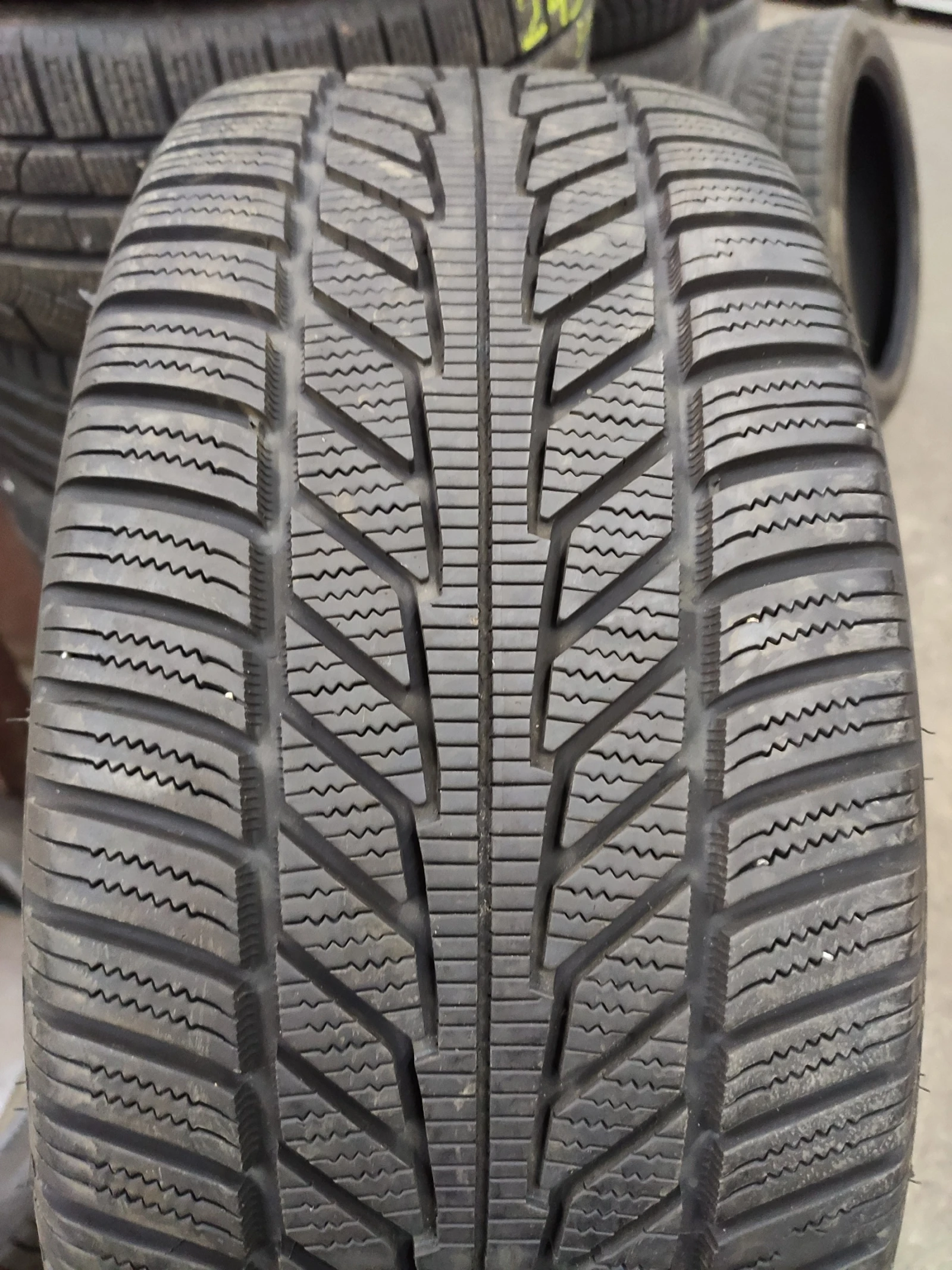 Гуми Зимни 235/45R18, снимка 2 - Гуми и джанти - 54806761