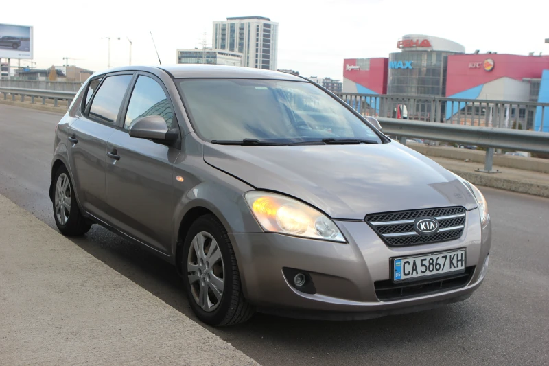 Kia Ceed 1.6CRDi 115, снимка 4 - Автомобили и джипове - 48072504