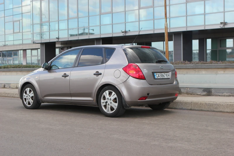 Kia Ceed 1.6CRDi 115, снимка 2 - Автомобили и джипове - 48072504