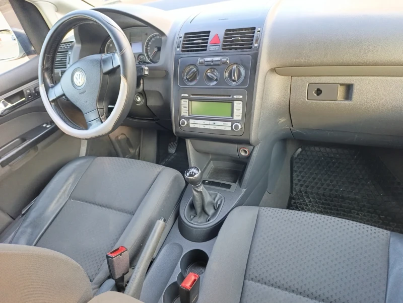 VW Touran, снимка 10 - Автомобили и джипове - 52108416