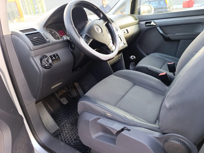 VW Touran, снимка 9 - Автомобили и джипове - 52108416